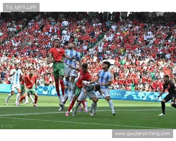 足球明星合影精彩瞬间集锦展现球场风采与友谊的完美结合 足球明星合影精彩瞬间集锦展现球场风采与友谊的完美结合