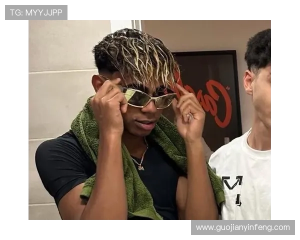 足球明星发型挑染潮流解析与明星造型的时尚影响力探讨