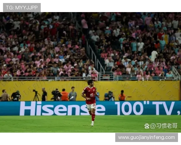 足球明星双手叉腰展现自信风采的精彩瞬间与背后故事 足球明星双手叉腰展现自信风采的精彩瞬间与背后故事