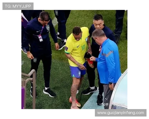 足球明星因伤断腿紧急打石膏重返赛场的艰难历程与心路历程