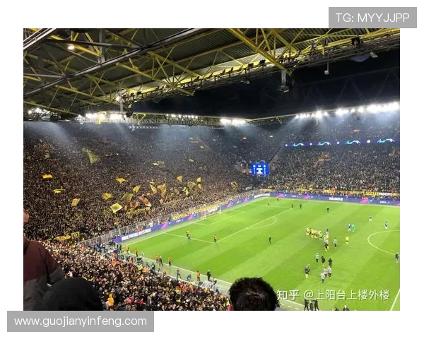 足球明星因过度使用手机导致设备损坏引发热议,球迷纷纷调侃其生活习惯