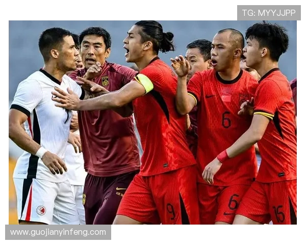 足球明星跪滑海报展现激情与坚持的完美结合引发球迷热议