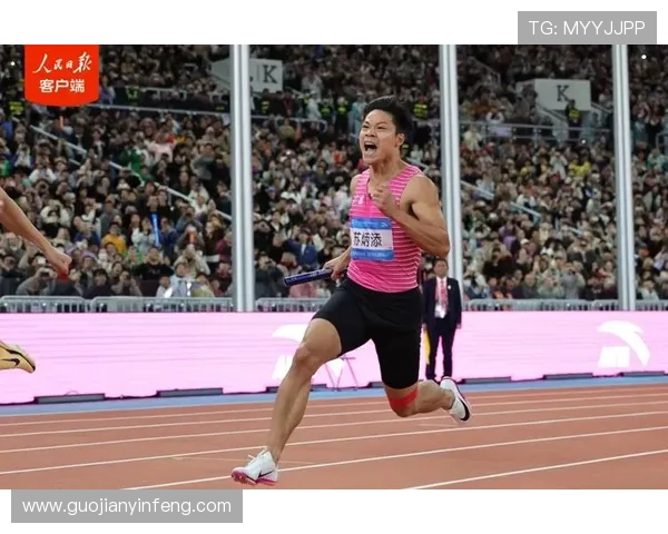 帅气足球明星赤脚奔跑展现无畏精神与自然之美